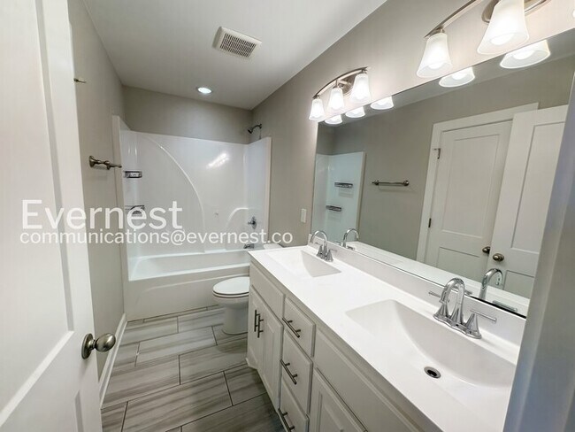 Building Photo - 4 Bed/2 Bath Home with Fenced Yard & Garage / Pet-Friendly / Available Now!