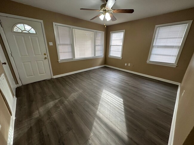 Building Photo - Updated 2 Bedroom House