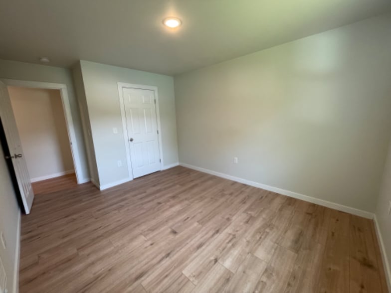 Building Photo - 1040 W 2nd St Ext