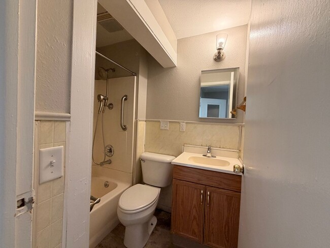 Building Photo - 1 bedroom house with detached garage $725