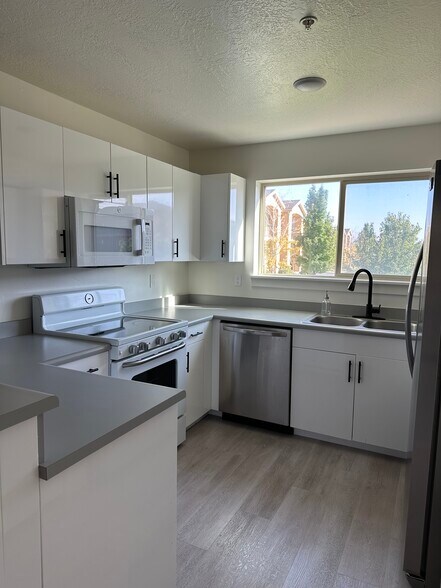 Building Photo - 1055 W 1033 N