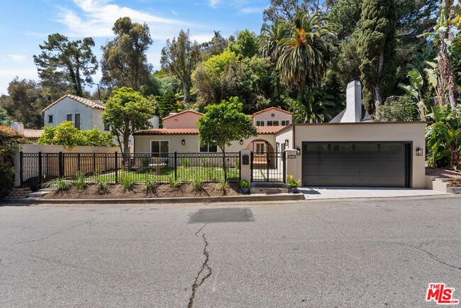 Building Photo - 1527 N Beverly Dr