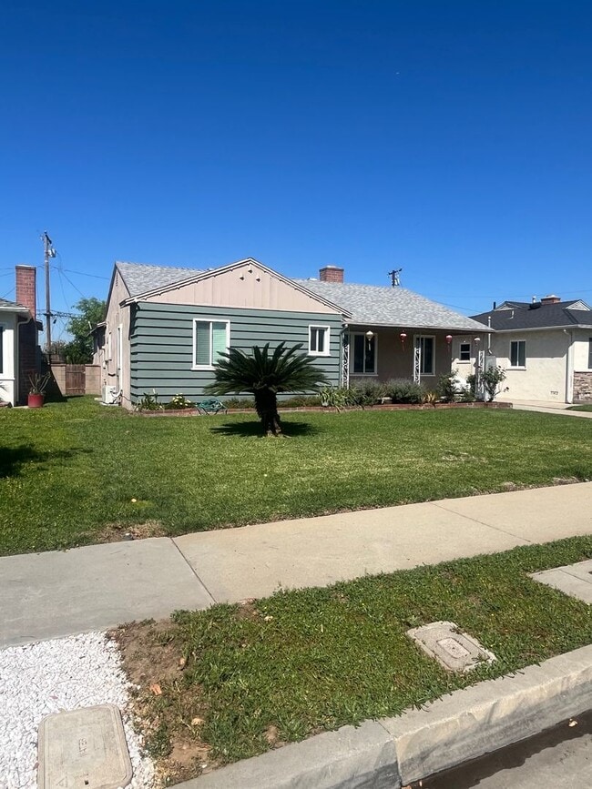 Building Photo - Home with a Cabin Style Family room and backyard Oasis