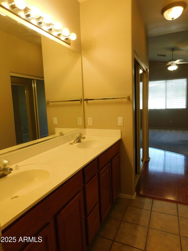 Building Photo - 2656 E Sherri Dr