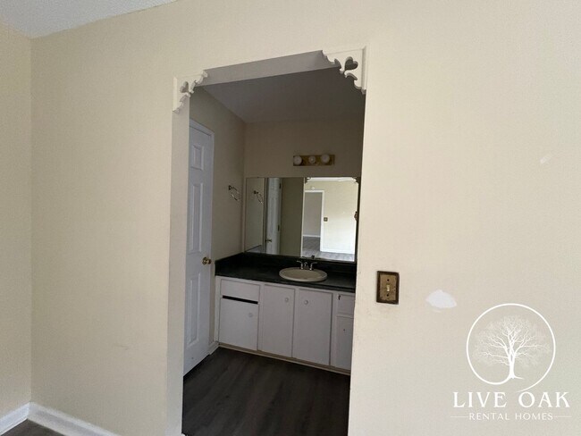 Building Photo - RATE DROP ALERT (was $1900/month) and MOVE-IN SPECIAL: $500.00 OFF 1st MONTH'S RENT!**