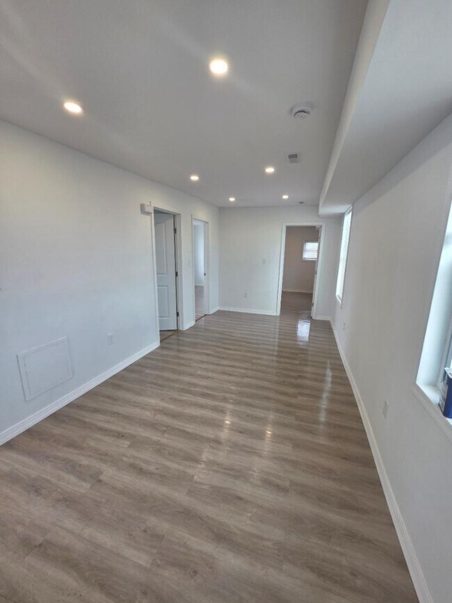 Building Photo - 2442 Sunset Ave