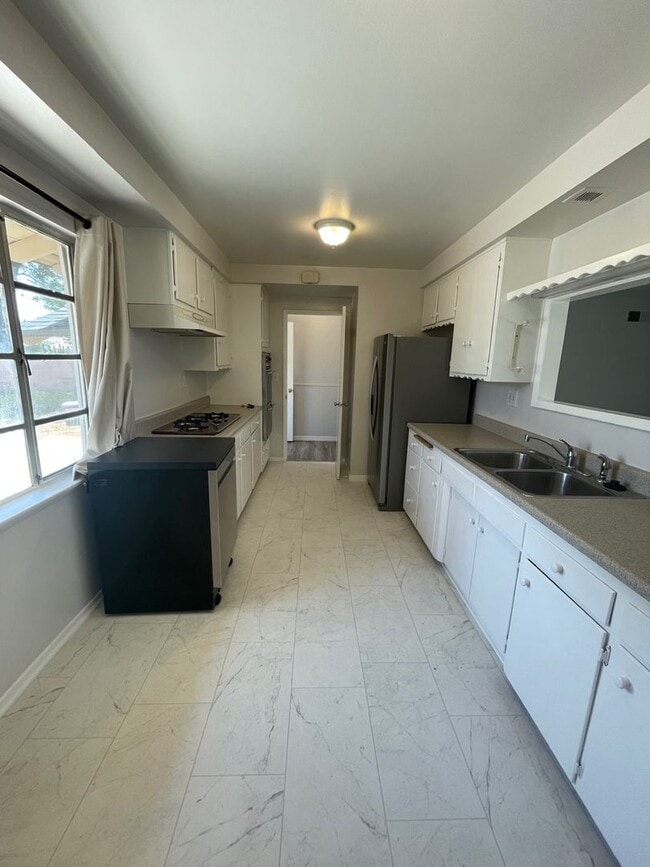 Building Photo - Charming Granada Hills Home
