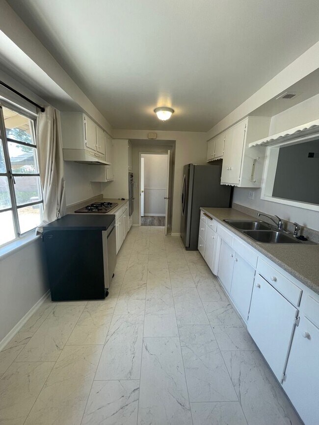 Building Photo - Charming Home on Cul-de-Sac