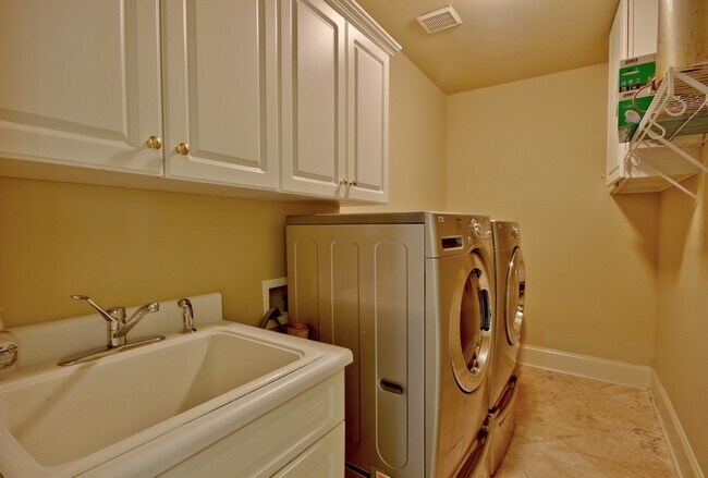 Building Photo - 335 Birkdale Dr