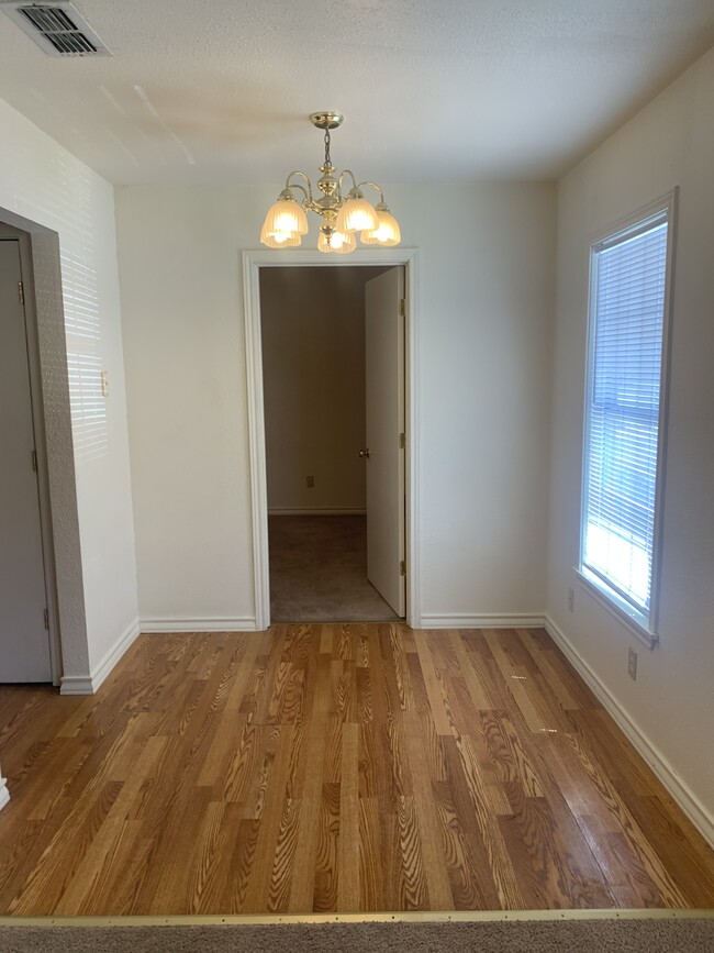 Dining Room - 1034 S Crockett Dr