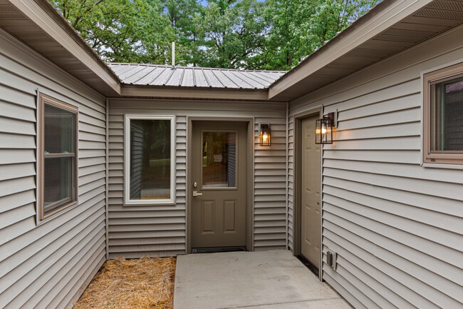 Building Photo - 1688 S Aurora Ln