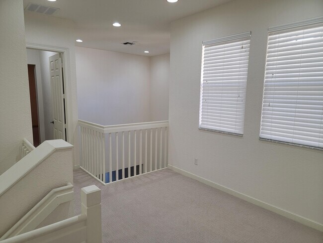 Building Photo - 685 Pacific Grove Dr