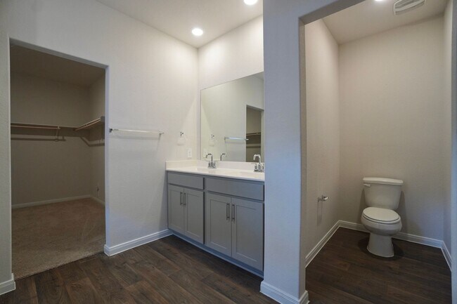 Building Photo - 115 Bethpage Dr