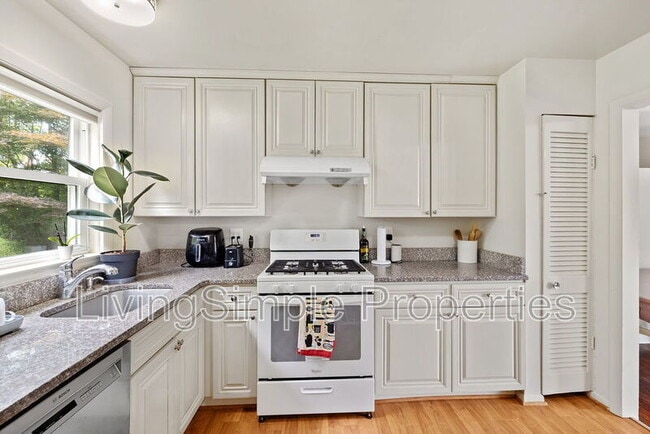 Building Photo - 1213 Gladstone Dr