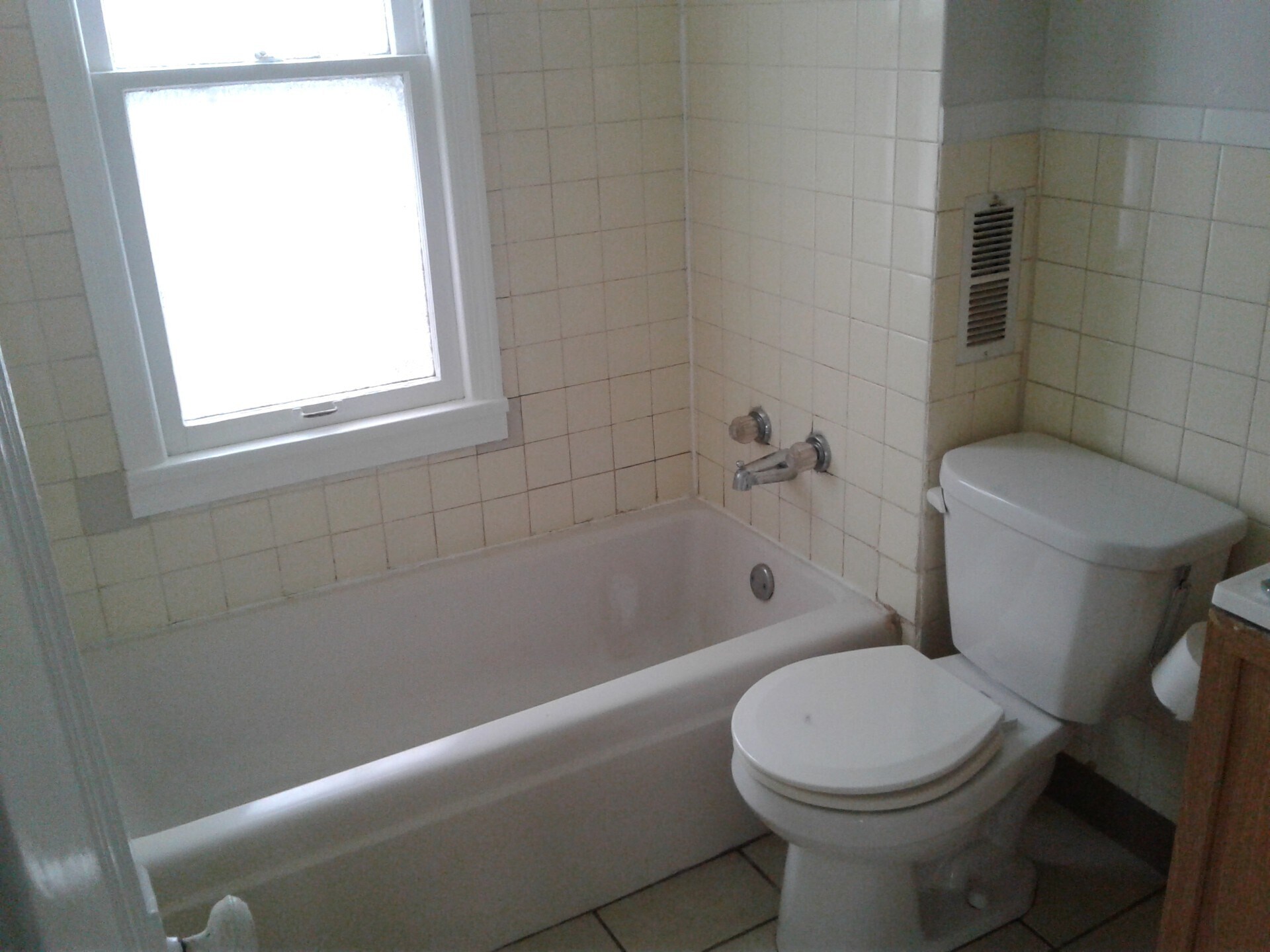 Building Photo - 1673 Victoria Ave