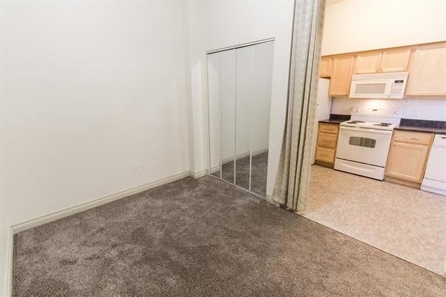 Building Photo - 825 W Spruce St