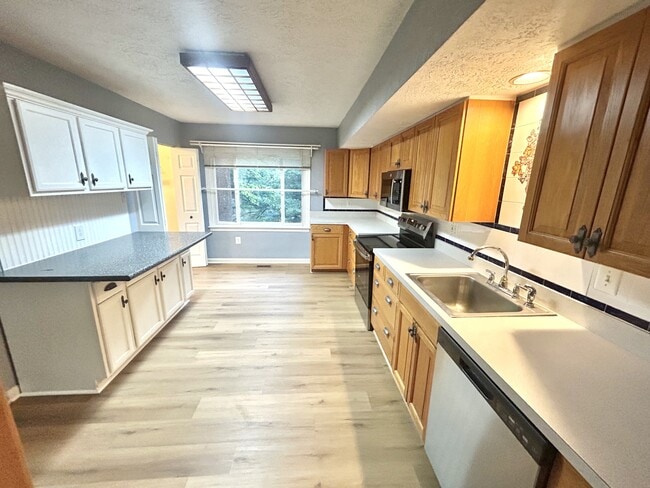 Building Photo - 15723 Edgewood Dr