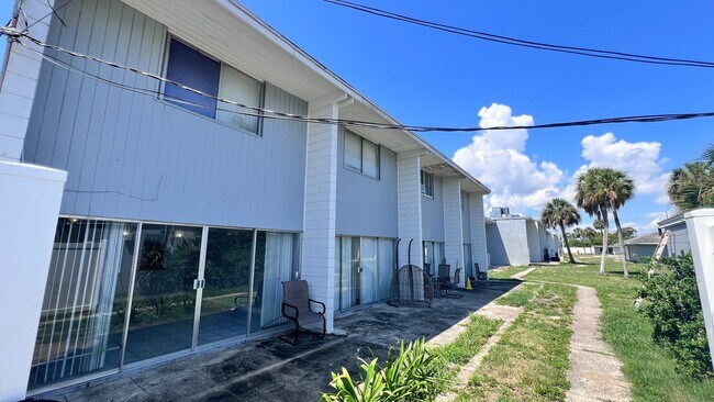 Building Photo - Lovely 2 Bedroom, 1 Bathroom Home in the G...