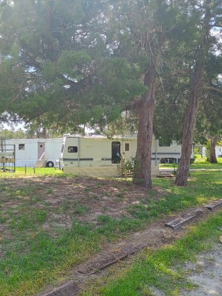 Building Photo - 121 NW Deer Run Gln