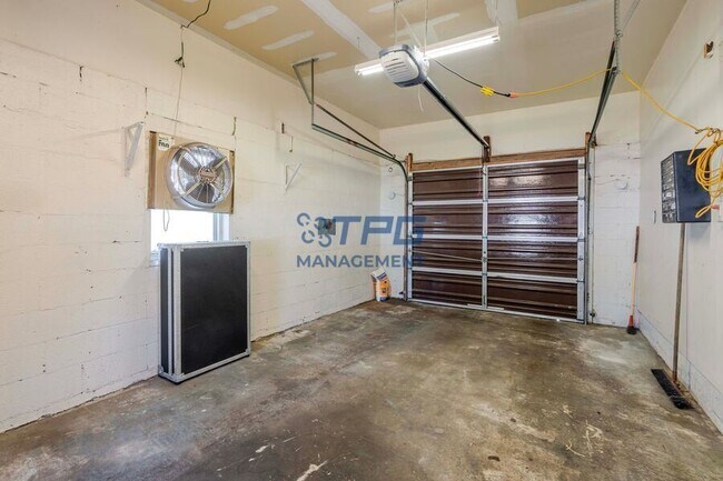 Building Photo - 8 Windsor Dr