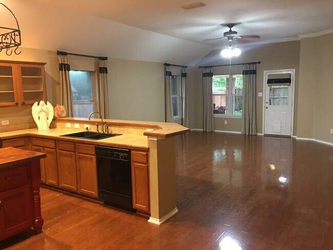 Building Photo - 6321 Pinehurst Dr