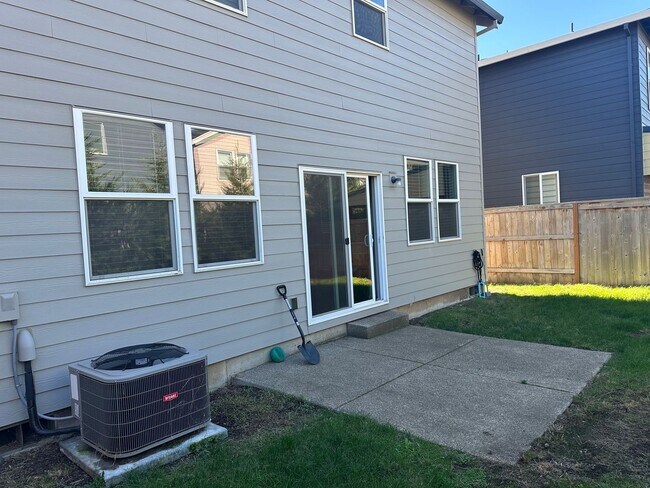 Building Photo - Pet friendly 4 bedroom 2.5 bath house!