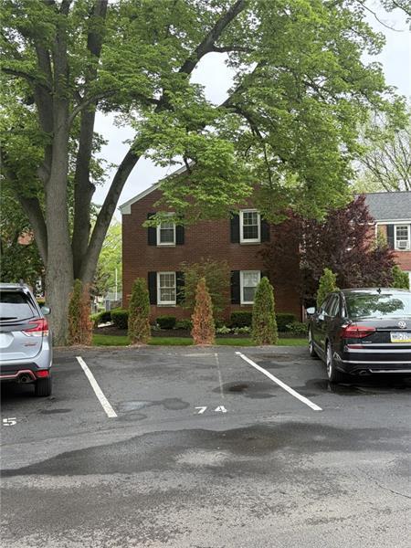 Building Photo - 840 Thorn St