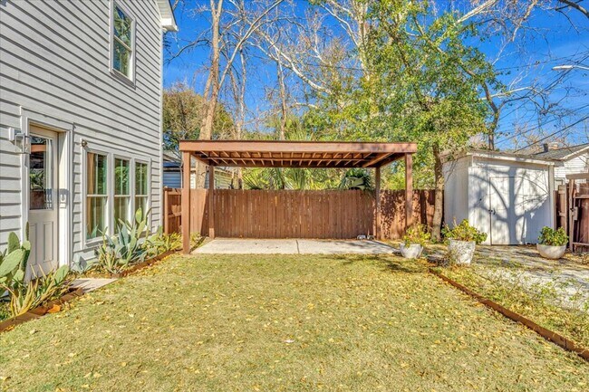 Building Photo - Downtown 4 bedroom home