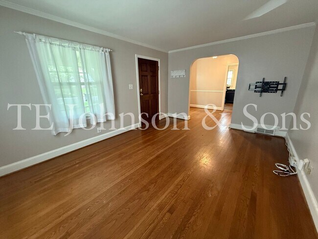 Building Photo - Charming 3-Bedroom Home with Screened Porc...