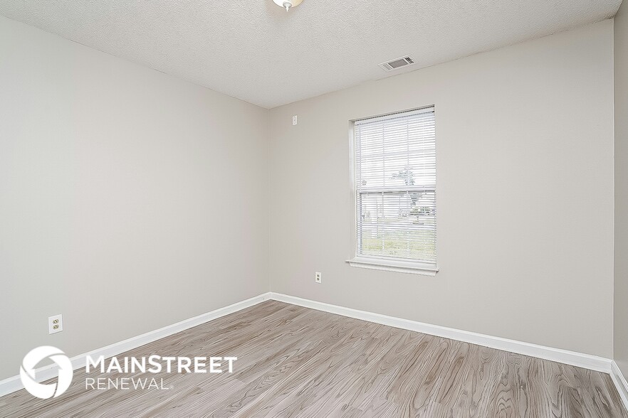 Building Photo - 423 Lake Forest Dr
