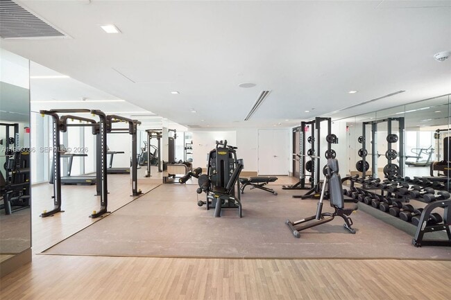 Building Photo - 700 NE 26th Terrace