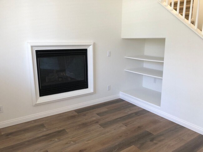 Building Photo - CHARMING 3 BR/2.5 BATH  " TWELVE PICKET LA...