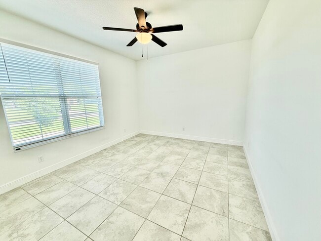 Building Photo - 293 SW Ridgecrest Dr