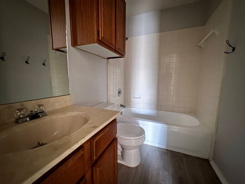 Building Photo - 1605 Benttree Dr