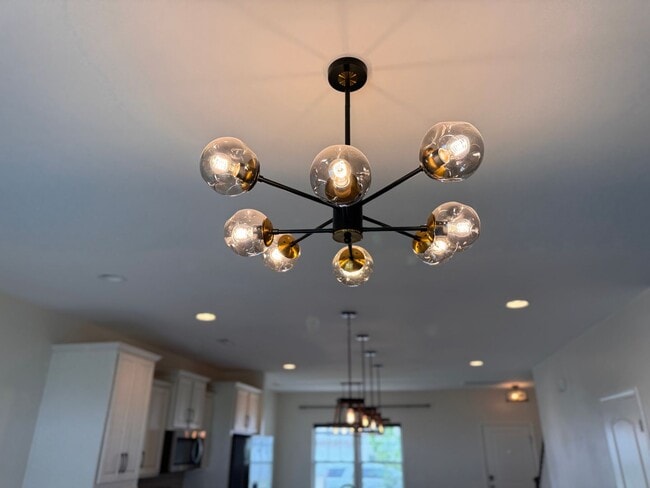 Building Photo - 4BR 2.5Bath Beauty in High Point