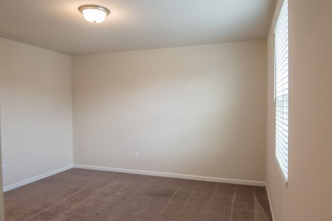 Building Photo - Beautiful Gallatin Townhome w/ Appliances!