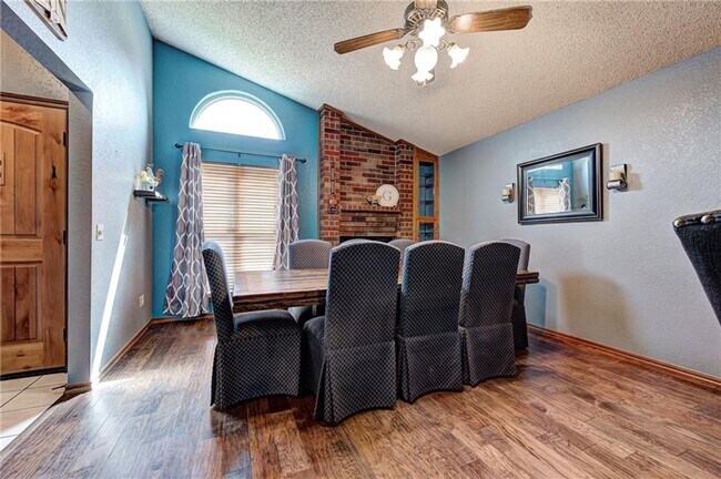 Building Photo - 3 Bed 2.5 Bath 2 Car Garage in Westmoor Ad...