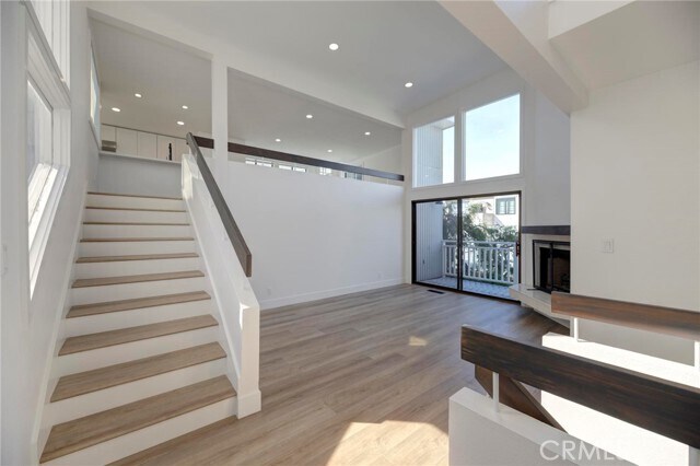 Building Photo - 1090 Loma Dr