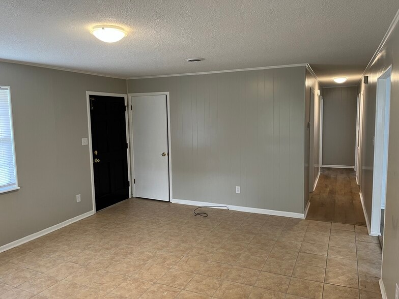 Living Room - 1031 W Vann Rd