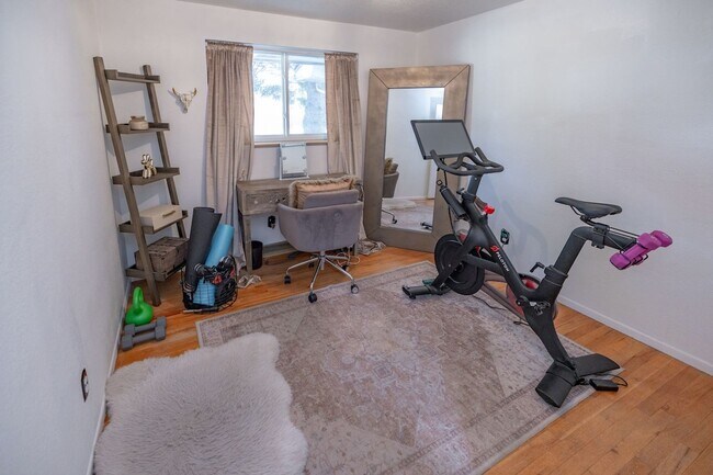 Building Photo - Amazing 3 bed/3 bath rental.  New Flooring!!  Solar Panels!!