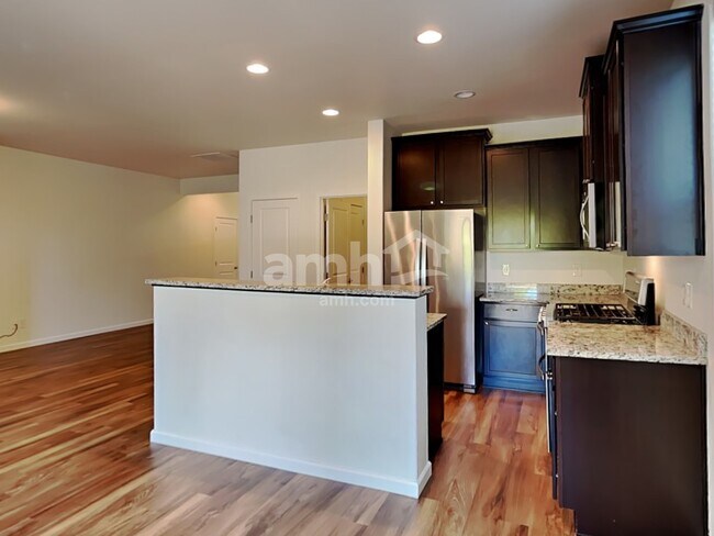 Building Photo - 477 McKinley St
