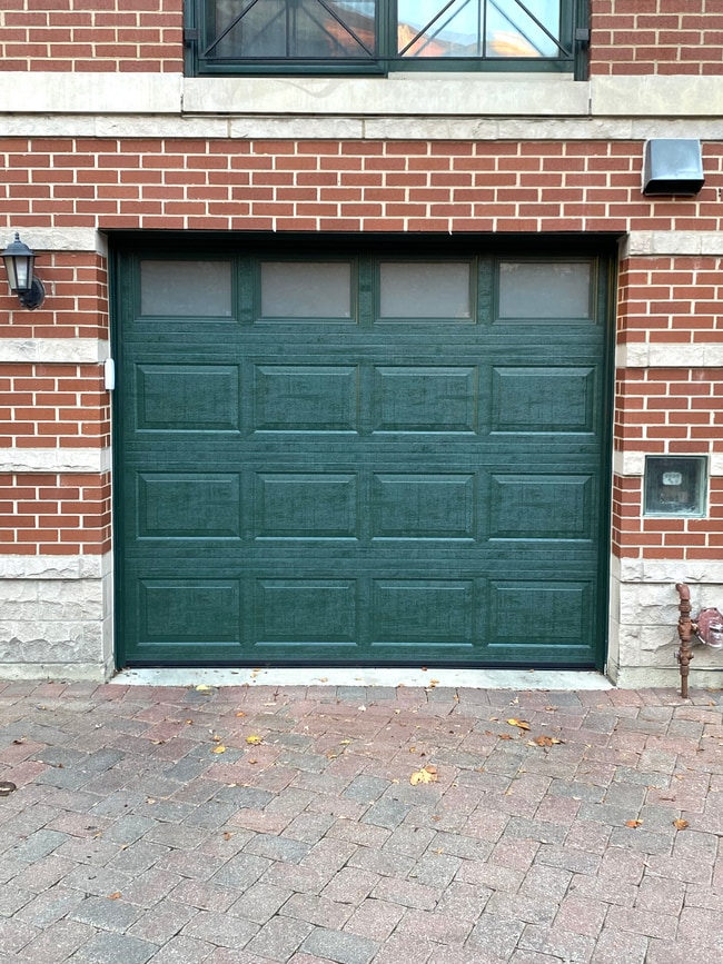Private Attached Garage - 2017 N Lincoln Ave