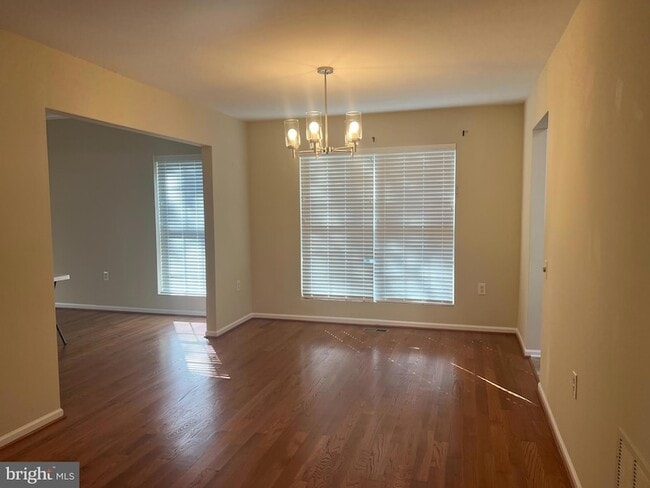 Building Photo - 407 Deerpath Ave SW