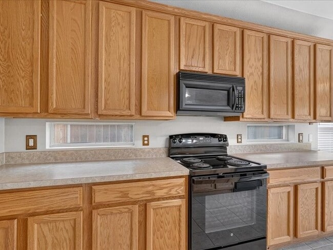Building Photo - 5912 Meadowglen Dr
