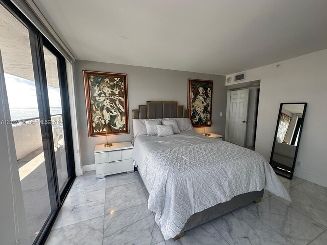 Building Photo - 2555 Collins Ave