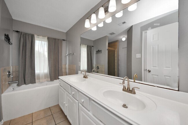 Building Photo - 14707 Country Rose Ln
