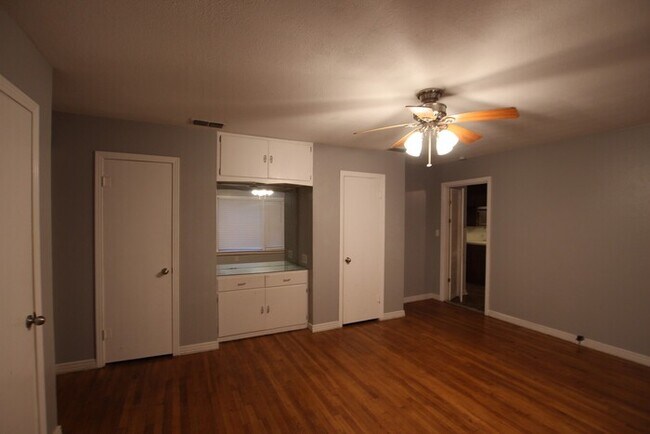 Building Photo - Available-Adorable Large 3 bedroom Home near Downtown!