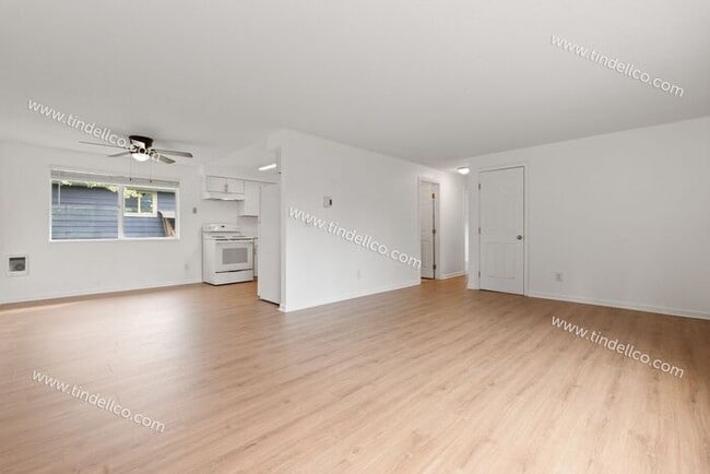 Building Photo - Updated 2BR w/ Utilities & Parking Include...