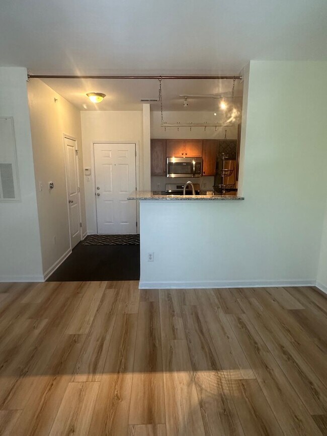 Building Photo - Fabulous 1BR condo in popular Walker Square