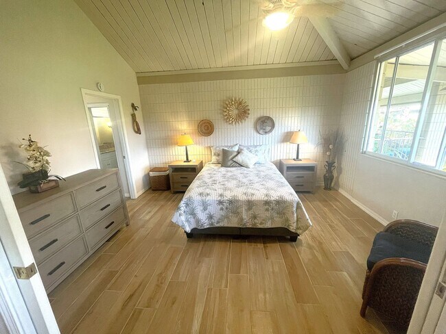 Building Photo - Step into the peaceful and lovingly cared-for 2-bedroom, 2-bath condo in Haleakala Shores — one o...
